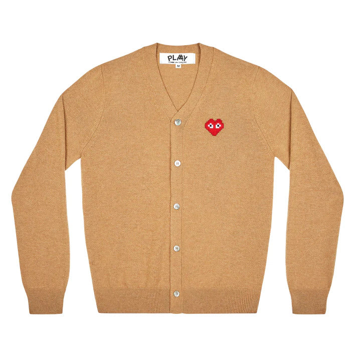 PLAY X THE ARTIST INVADER Cardigan With Red Heart Men (Camel)