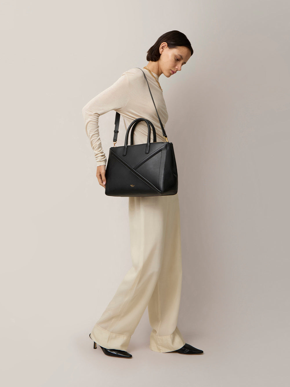 M Zipped Top Handle (Black)